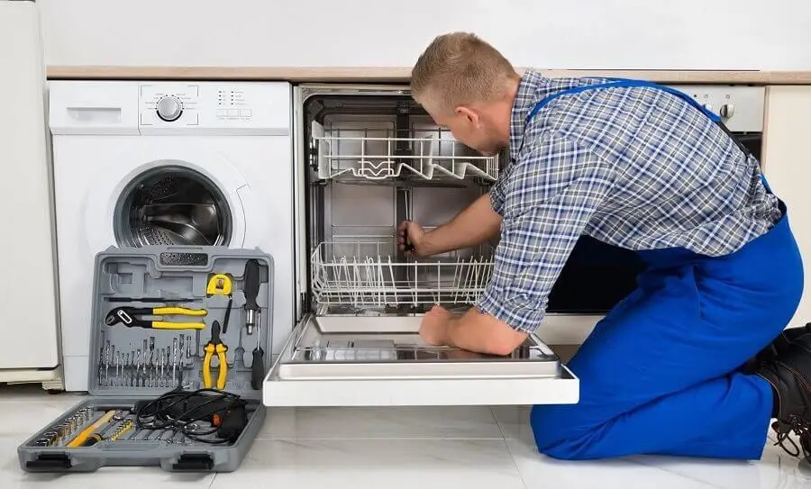 Çamlıdere Sharp servisi teknisyen ekibi beyaz eşya tamiri yaparken
